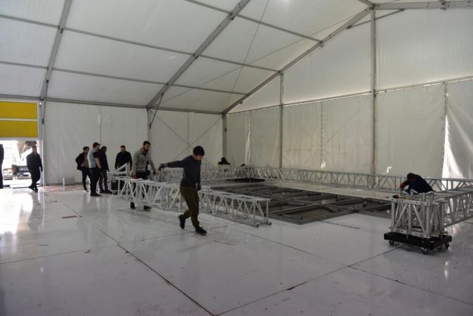 Tuzla’da “İlk Evim” projesinde kuraların çekileceği çadırlar kurulmaya başlandı Tuzla’da “İlk Evim” projesinde kuraların çekileceği çadırlar kurulmaya başlandı