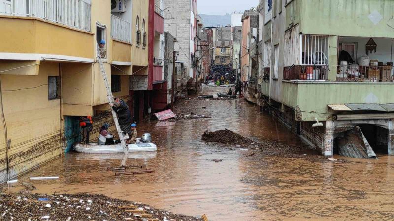 Evlerinde mahsur kalanlar botlarla kurtarıldı Evlerinde mahsur kalanlar botlarla kurtarıldı