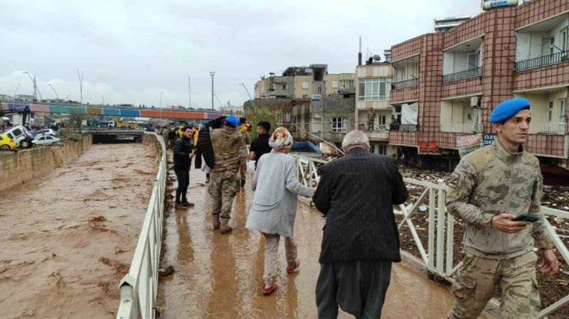 Evlerinde mahsur kalanlar botlarla kurtarıldı Evlerinde mahsur kalanlar botlarla kurtarıldı