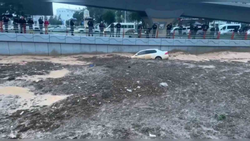 4 kişinin hayatını kaybettiği köprülü kavşakta sel anı kameraya yansıdı 4 kişinin hayatını kaybettiği köprülü kavşakta sel anı kameraya yansıdı