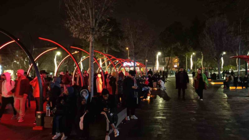 Bolu’da depremi yaşayan vatandaşlar evlerine girmeye korkuyor Bolu’da depremi yaşayan vatandaşlar evlerine girmeye korkuyor