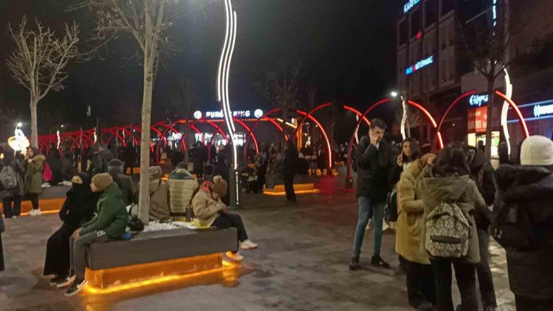 Bolu’da depremi yaşayan vatandaşlar evlerine girmeye korkuyor Bolu’da depremi yaşayan vatandaşlar evlerine girmeye korkuyor