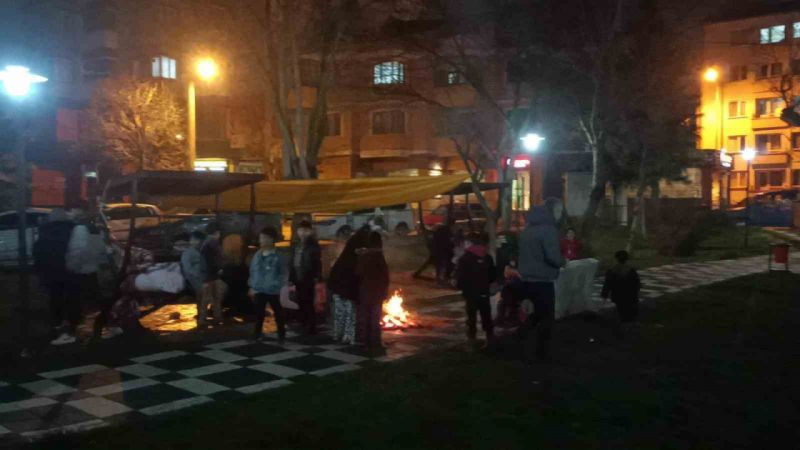 Bolu’da depremi yaşayan vatandaşlar evlerine girmeye korkuyor Bolu’da depremi yaşayan vatandaşlar evlerine girmeye korkuyor