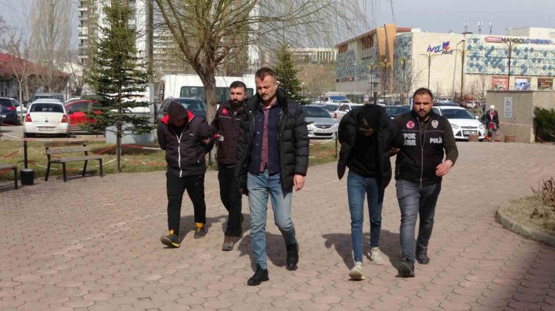 Fiorentinalı futbolcunun burnunu kıran ve sahaya giren iki Sivassporlu taraftar tutuklandı Fiorentinalı futbolcunun burnunu kıran ve sahaya giren iki Sivassporlu taraftar tutuklandı