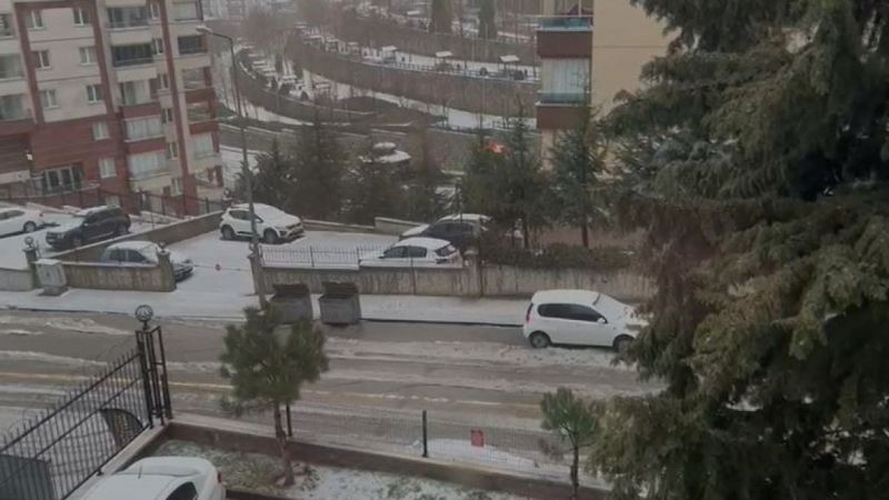 Ankara’da sağanak yağış ve dolu sonrası sokaklar dereye döndü Ankara’da sağanak yağış ve dolu sonrası sokaklar dereye döndü