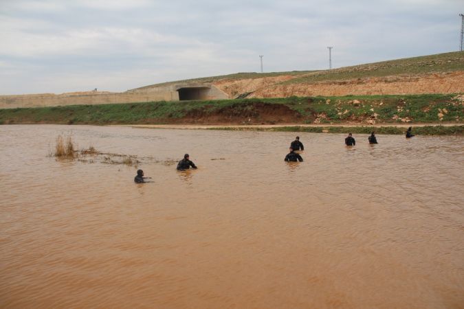 Kardeşini kurtarmak isterken akıntıya kapılan kızı arama çalışmaları sürüyor Kardeşini kurtarmak isterken akıntıya kapılan kızı arama çalışmaları sürüyor