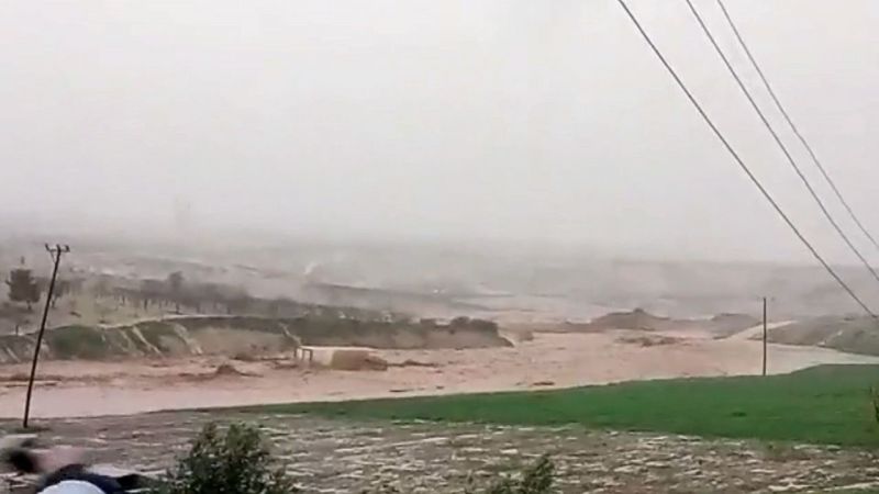 Sel sularının devirdiği tırın sürüklenme anı kamerada Sel sularının devirdiği tırın sürüklenme anı kamerada