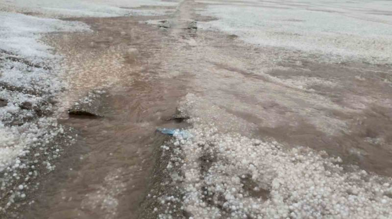 Aksaray’da 1.5 saat dolu yağdı Aksaray’da 1.5 saat dolu yağdı