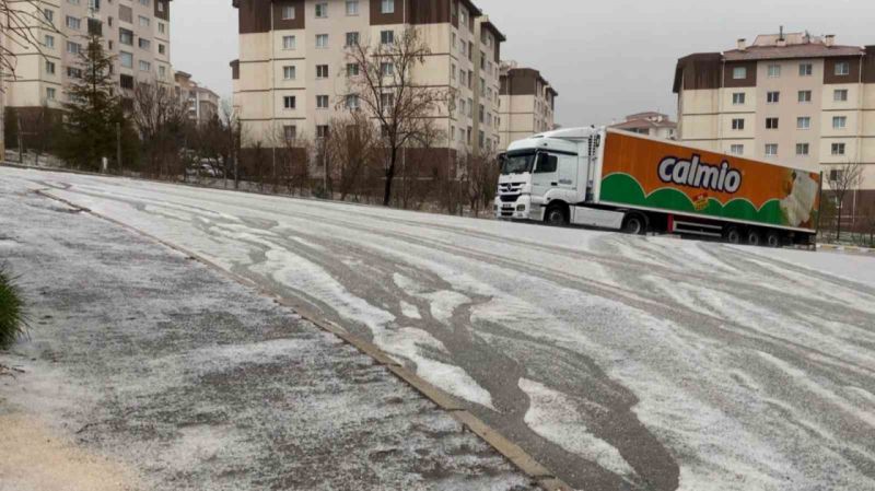 Aksaray’da 1.5 saat dolu yağdı Aksaray’da 1.5 saat dolu yağdı