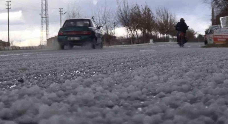 Aksaray’da 1.5 saat dolu yağdı Aksaray’da 1.5 saat dolu yağdı