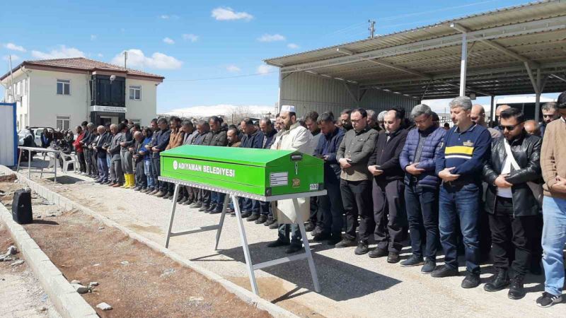 Selde hayatını kaybeden minik Zeynep Zümra annesinin yanına defnedildi Selde hayatını kaybeden minik Zeynep Zümra annesinin yanına defnedildi