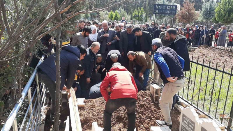 Selde hayatını kaybeden minik Zeynep Zümra annesinin yanına defnedildi Selde hayatını kaybeden minik Zeynep Zümra annesinin yanına defnedildi