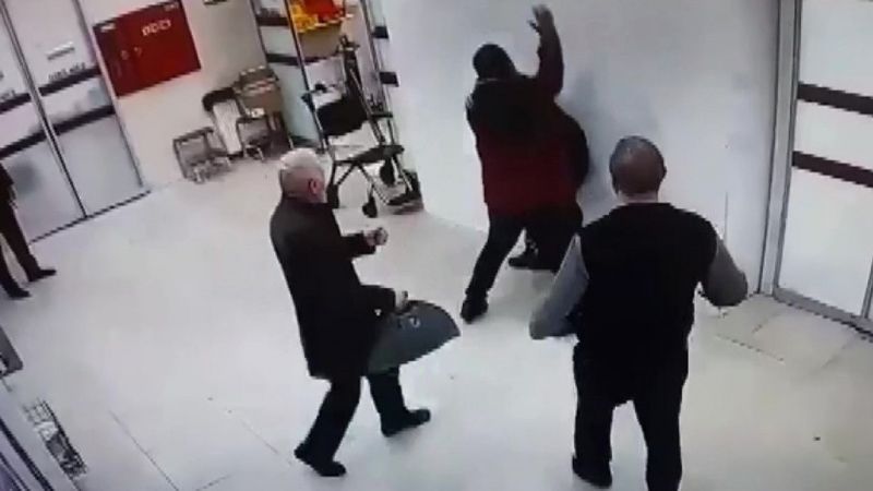 Pendik’te hastanede kendilerini kırmızı alana sokmayan güvenlikçiyi darbettiler Pendik’te hastanede kendilerini kırmızı alana sokmayan güvenlikçiyi darbettiler