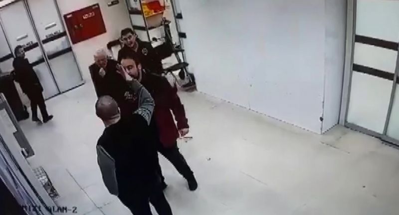 Pendik’te hastanede kendilerini kırmızı alana sokmayan güvenlikçiyi darbettiler Pendik’te hastanede kendilerini kırmızı alana sokmayan güvenlikçiyi darbettiler