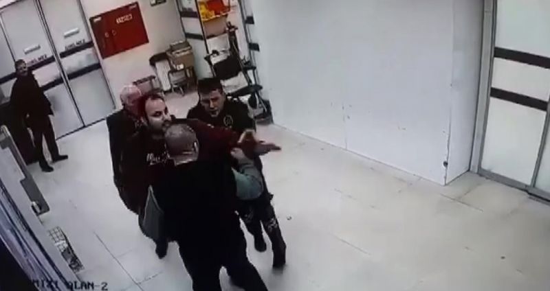 Pendik’te hastanede kendilerini kırmızı alana sokmayan güvenlikçiyi darbettiler Pendik’te hastanede kendilerini kırmızı alana sokmayan güvenlikçiyi darbettiler