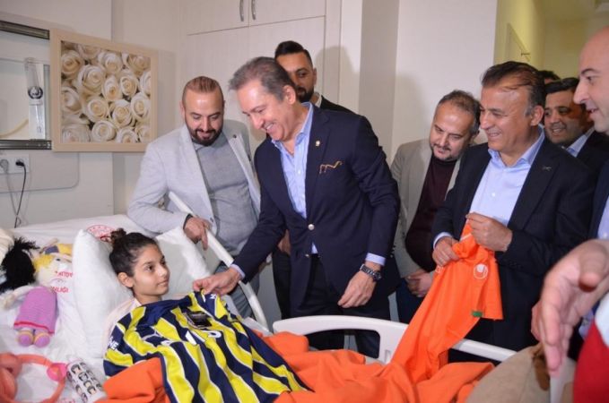 4 gün enkaz altında kaldı, yağmurla ıslanan bez parçasının suyunu sıkıp içti 4 gün enkaz altında kaldı, yağmurla ıslanan bez parçasının suyunu sıkıp içti