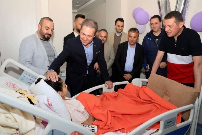 4 gün enkaz altında kaldı, yağmurla ıslanan bez parçasının suyunu sıkıp içti 4 gün enkaz altında kaldı, yağmurla ıslanan bez parçasının suyunu sıkıp içti