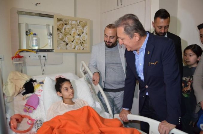 4 gün enkaz altında kaldı, yağmurla ıslanan bez parçasının suyunu sıkıp içti 4 gün enkaz altında kaldı, yağmurla ıslanan bez parçasının suyunu sıkıp içti