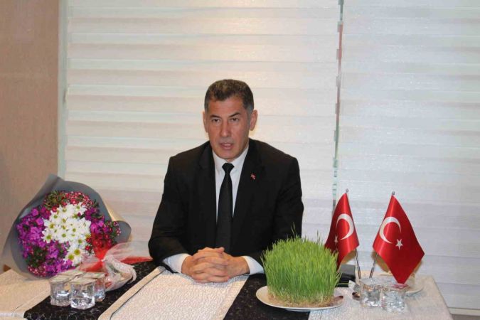 Cumhurbaşkanı adayı Sinan Oğan, 100 bin imza startını Iğdır’da verdi Cumhurbaşkanı adayı Sinan Oğan, 100 bin imza startını Iğdır’da verdi