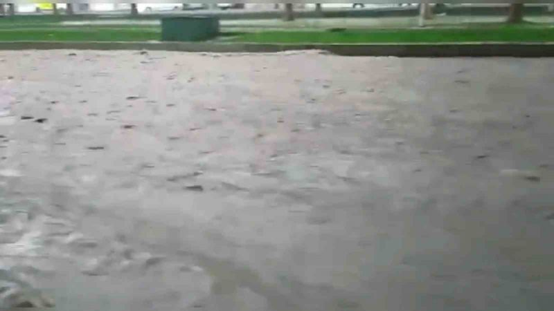 Şanlıurfa’da dolu ve sağanak yağış etkili oldu, yollar dereye döndü Şanlıurfa’da dolu ve sağanak yağış etkili oldu, yollar dereye döndü