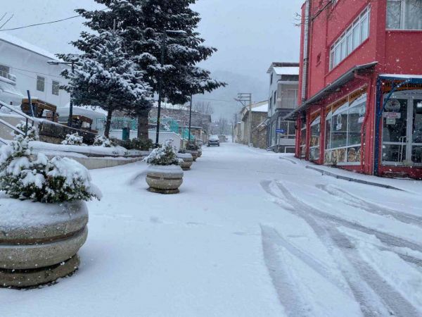 İzmirlilere kar sürprizi İzmirlilere kar sürprizi