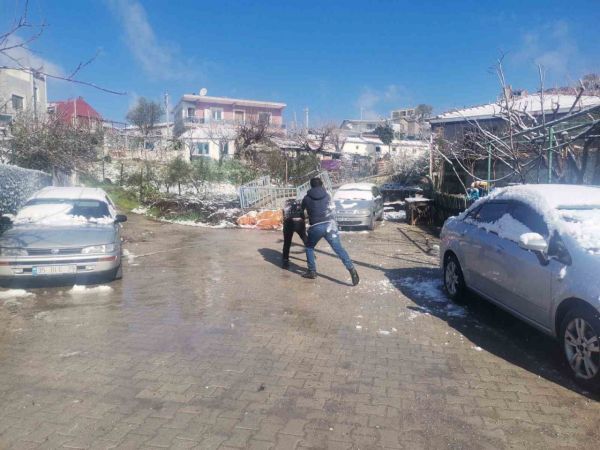 İzmirlilere kar sürprizi İzmirlilere kar sürprizi