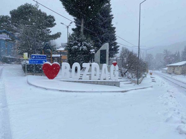 İzmirlilere kar sürprizi İzmirlilere kar sürprizi