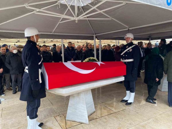 Hayatını kaybeden Ersin Arıoğlu Üsküdar’da son yolculuğuna uğurlandı Hayatını kaybeden Ersin Arıoğlu Üsküdar’da son yolculuğuna uğurlandı