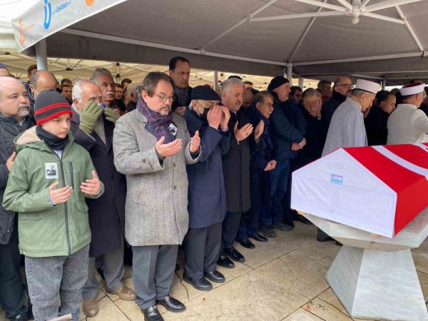 Hayatını kaybeden Ersin Arıoğlu Üsküdar’da son yolculuğuna uğurlandı Hayatını kaybeden Ersin Arıoğlu Üsküdar’da son yolculuğuna uğurlandı