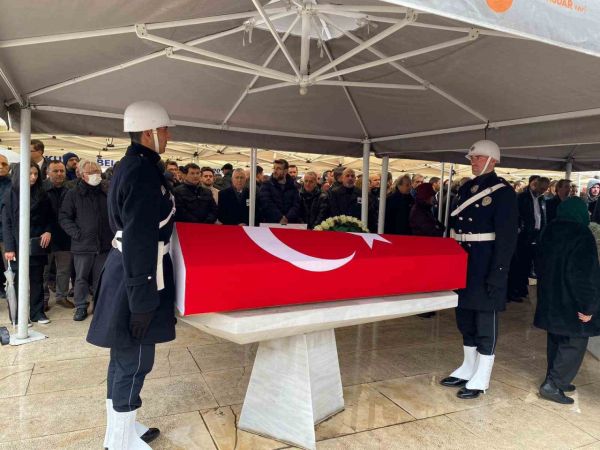 Hayatını kaybeden Ersin Arıoğlu Üsküdar’da son yolculuğuna uğurlandı Hayatını kaybeden Ersin Arıoğlu Üsküdar’da son yolculuğuna uğurlandı
