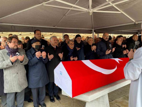 Hayatını kaybeden Ersin Arıoğlu Üsküdar’da son yolculuğuna uğurlandı Hayatını kaybeden Ersin Arıoğlu Üsküdar’da son yolculuğuna uğurlandı