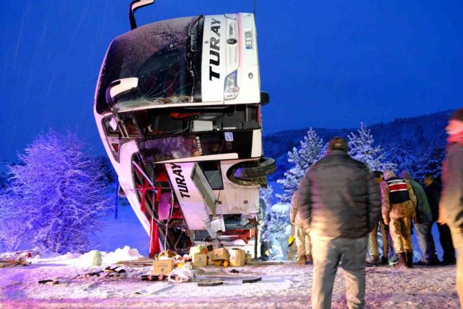 İki şehirde yolcu otobüsü devrildi: 3 ölü, 46 yaralı İki şehirde yolcu otobüsü devrildi: 3 ölü, 46 yaralı