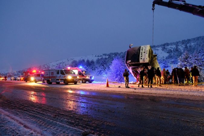 İki şehirde yolcu otobüsü devrildi: 3 ölü, 46 yaralı İki şehirde yolcu otobüsü devrildi: 3 ölü, 46 yaralı