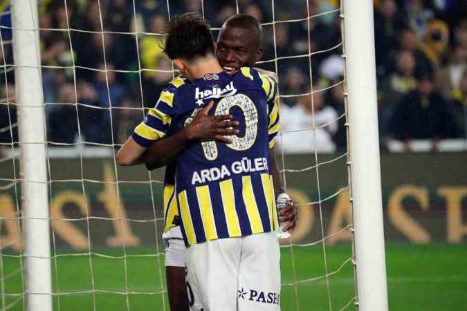 Fenerbahçe, 10 kişi kalan Beşiktaş'a mağlup oldu Fenerbahçe, 10 kişi kalan Beşiktaş'a mağlup oldu