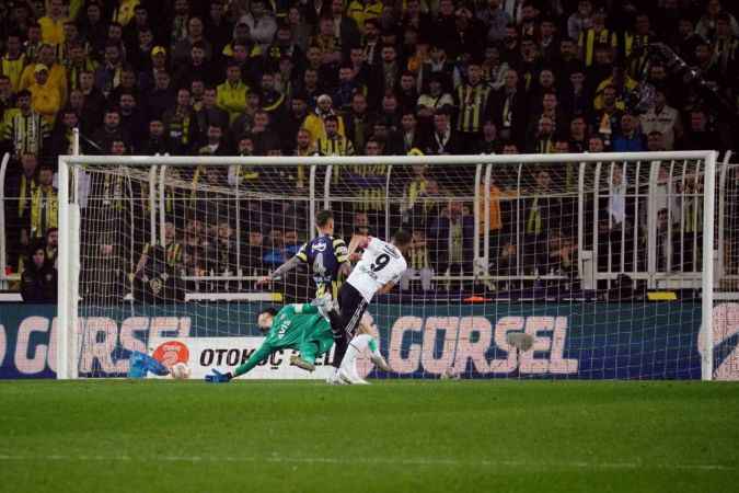 Fenerbahçe, 10 kişi kalan Beşiktaş'a mağlup oldu Fenerbahçe, 10 kişi kalan Beşiktaş'a mağlup oldu