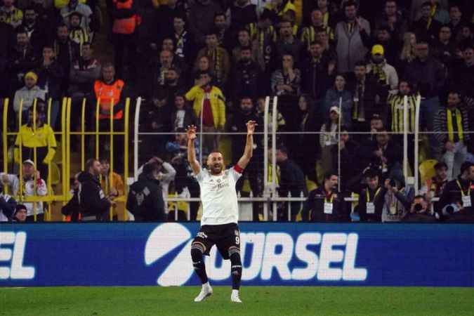 Fenerbahçe, 10 kişi kalan Beşiktaş'a mağlup oldu Fenerbahçe, 10 kişi kalan Beşiktaş'a mağlup oldu