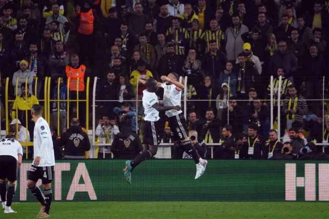 Fenerbahçe, 10 kişi kalan Beşiktaş'a mağlup oldu Fenerbahçe, 10 kişi kalan Beşiktaş'a mağlup oldu