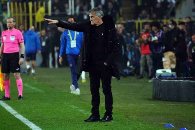 Fenerbahçe, 10 kişi kalan Beşiktaş'a mağlup oldu Fenerbahçe, 10 kişi kalan Beşiktaş'a mağlup oldu