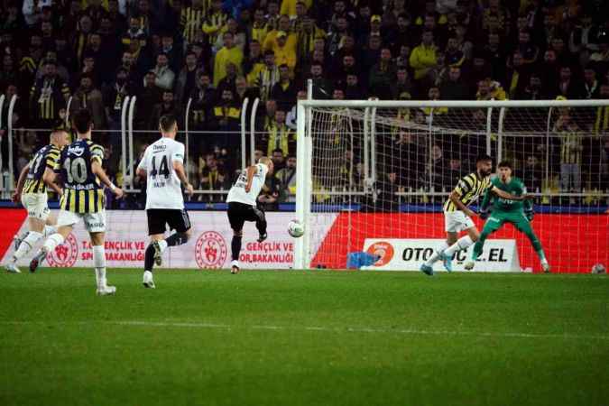 Fenerbahçe, 10 kişi kalan Beşiktaş'a mağlup oldu Fenerbahçe, 10 kişi kalan Beşiktaş'a mağlup oldu