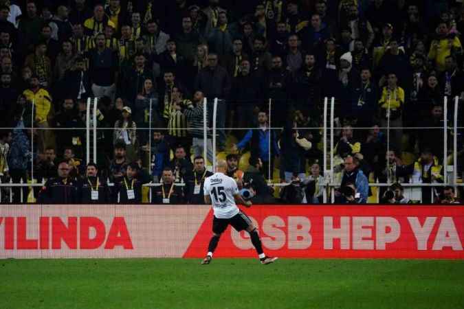 Fenerbahçe, 10 kişi kalan Beşiktaş'a mağlup oldu Fenerbahçe, 10 kişi kalan Beşiktaş'a mağlup oldu