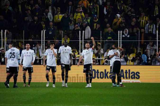 Fenerbahçe, 10 kişi kalan Beşiktaş'a mağlup oldu Fenerbahçe, 10 kişi kalan Beşiktaş'a mağlup oldu