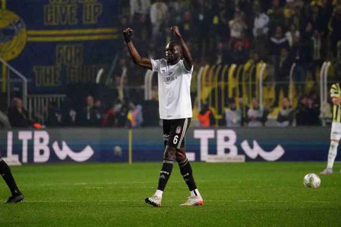 Fenerbahçe, 10 kişi kalan Beşiktaş'a mağlup oldu Fenerbahçe, 10 kişi kalan Beşiktaş'a mağlup oldu