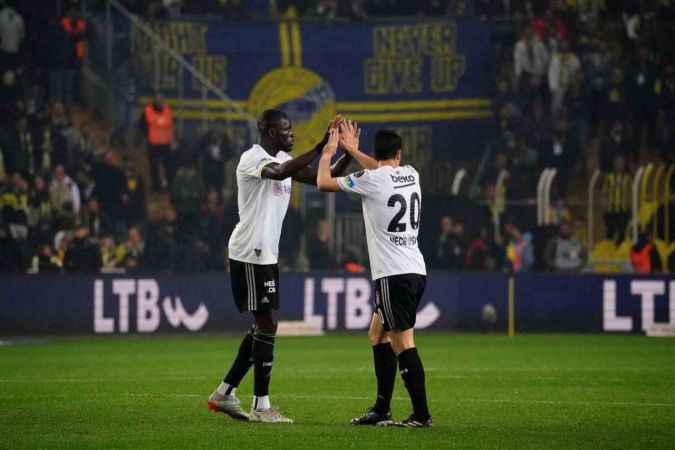 Fenerbahçe, 10 kişi kalan Beşiktaş'a mağlup oldu Fenerbahçe, 10 kişi kalan Beşiktaş'a mağlup oldu