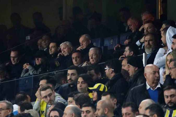 Fenerbahçe, 10 kişi kalan Beşiktaş'a mağlup oldu Fenerbahçe, 10 kişi kalan Beşiktaş'a mağlup oldu