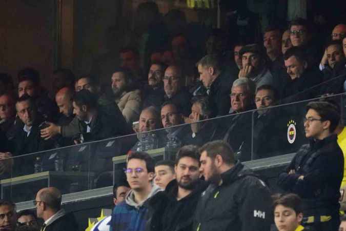 Fenerbahçe, 10 kişi kalan Beşiktaş'a mağlup oldu Fenerbahçe, 10 kişi kalan Beşiktaş'a mağlup oldu