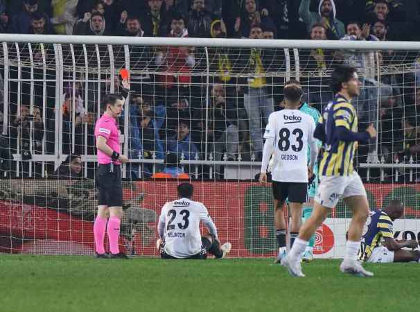 Fenerbahçe, 10 kişi kalan Beşiktaş'a mağlup oldu Fenerbahçe, 10 kişi kalan Beşiktaş'a mağlup oldu