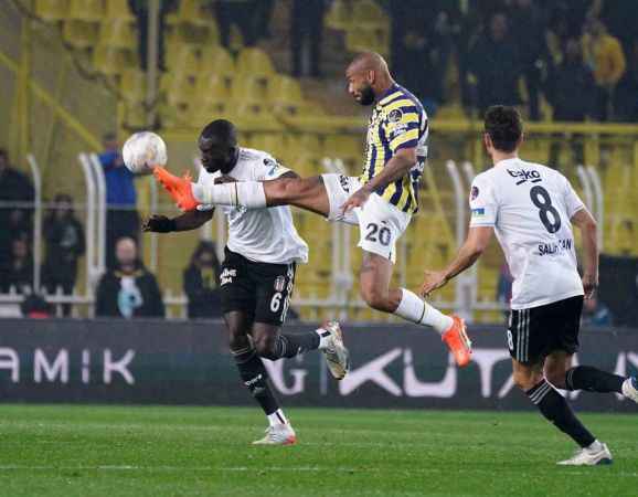 Fenerbahçe, 10 kişi kalan Beşiktaş'a mağlup oldu Fenerbahçe, 10 kişi kalan Beşiktaş'a mağlup oldu