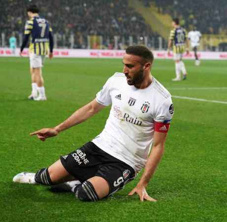 Fenerbahçe, 10 kişi kalan Beşiktaş'a mağlup oldu Fenerbahçe, 10 kişi kalan Beşiktaş'a mağlup oldu