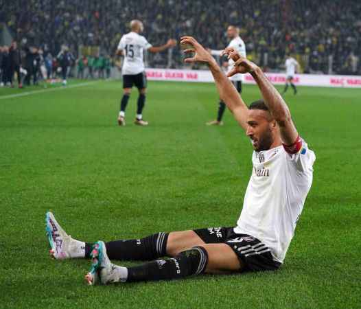 Fenerbahçe, 10 kişi kalan Beşiktaş'a mağlup oldu Fenerbahçe, 10 kişi kalan Beşiktaş'a mağlup oldu