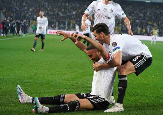 Fenerbahçe, 10 kişi kalan Beşiktaş'a mağlup oldu Fenerbahçe, 10 kişi kalan Beşiktaş'a mağlup oldu